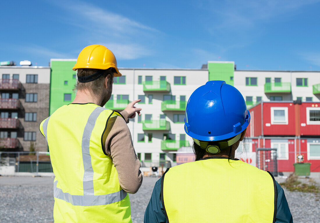 Menschen auf einer Baustelle