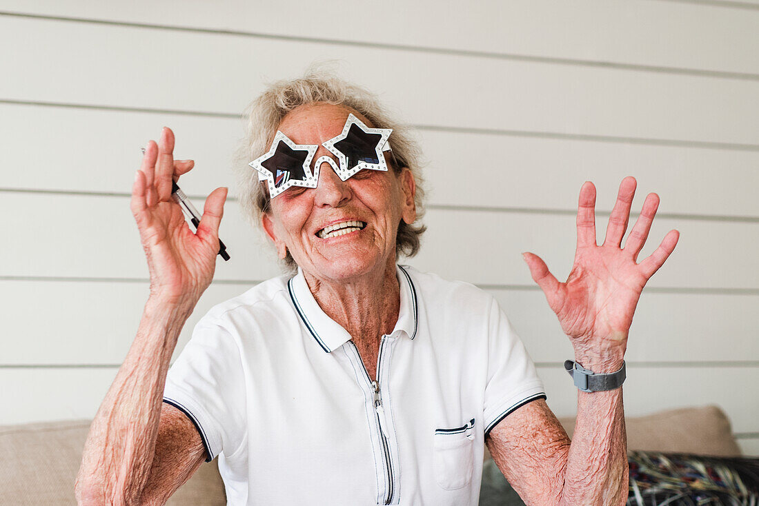 Glückliche Frau mit sternförmiger Sonnenbrille