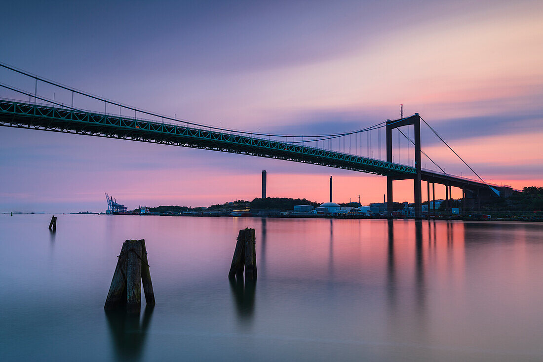 Hängebrücke bei Sonnenuntergang