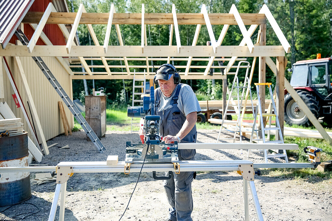 Tischler bei der Arbeit