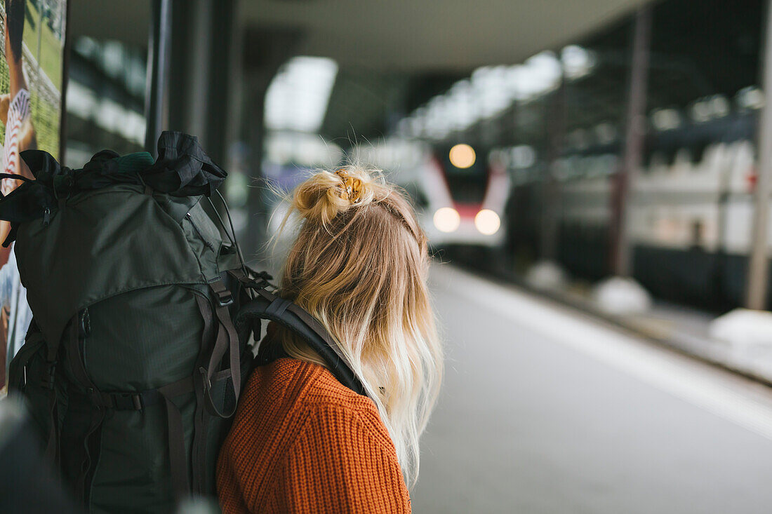 Frau auf dem Bahnhof