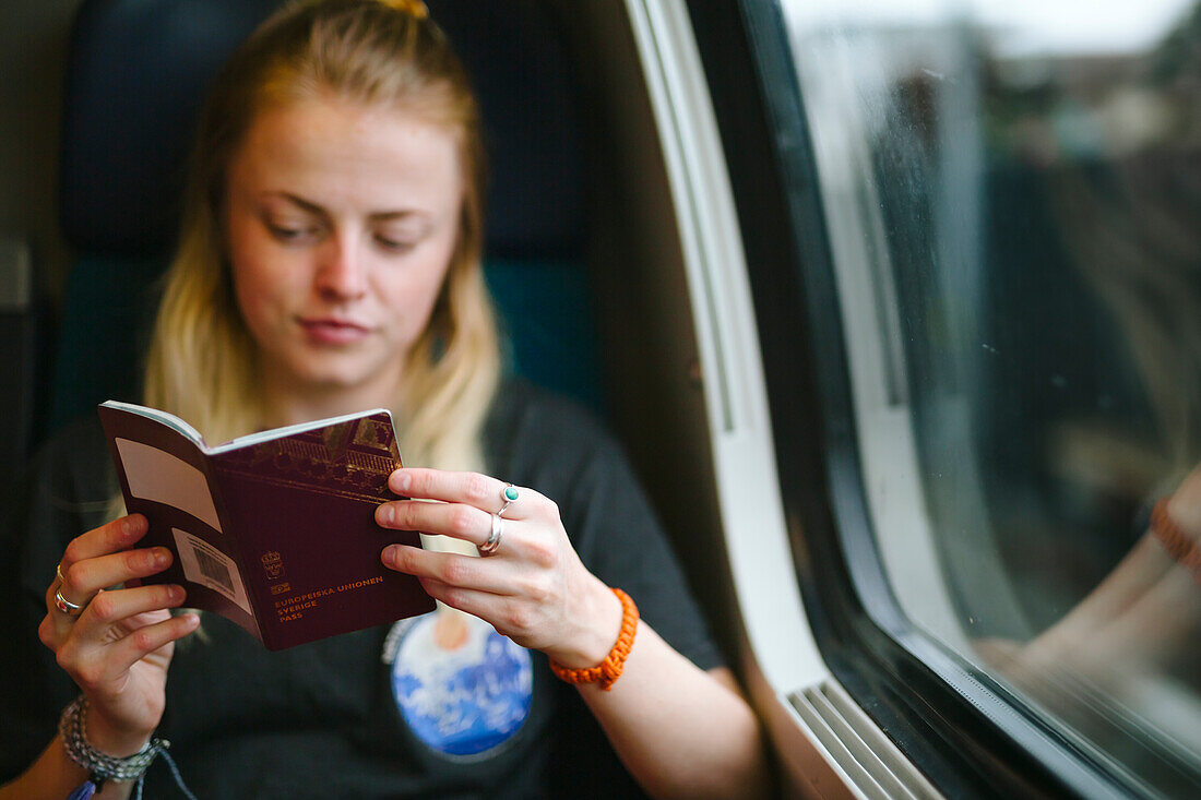 Frau hält Reisepass im Zug
