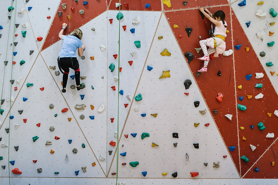 Mutter mit Tochter in der Kletterhalle