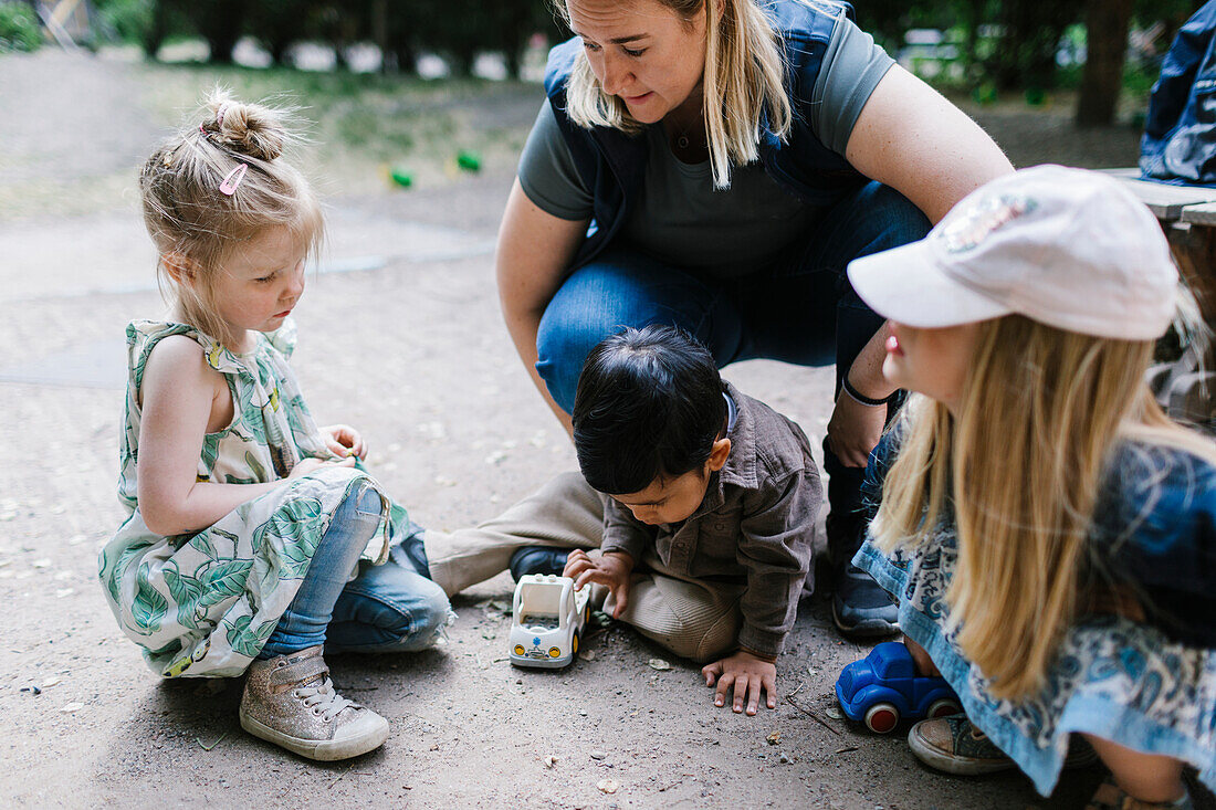 Lehrerin mit Kindern im Freien