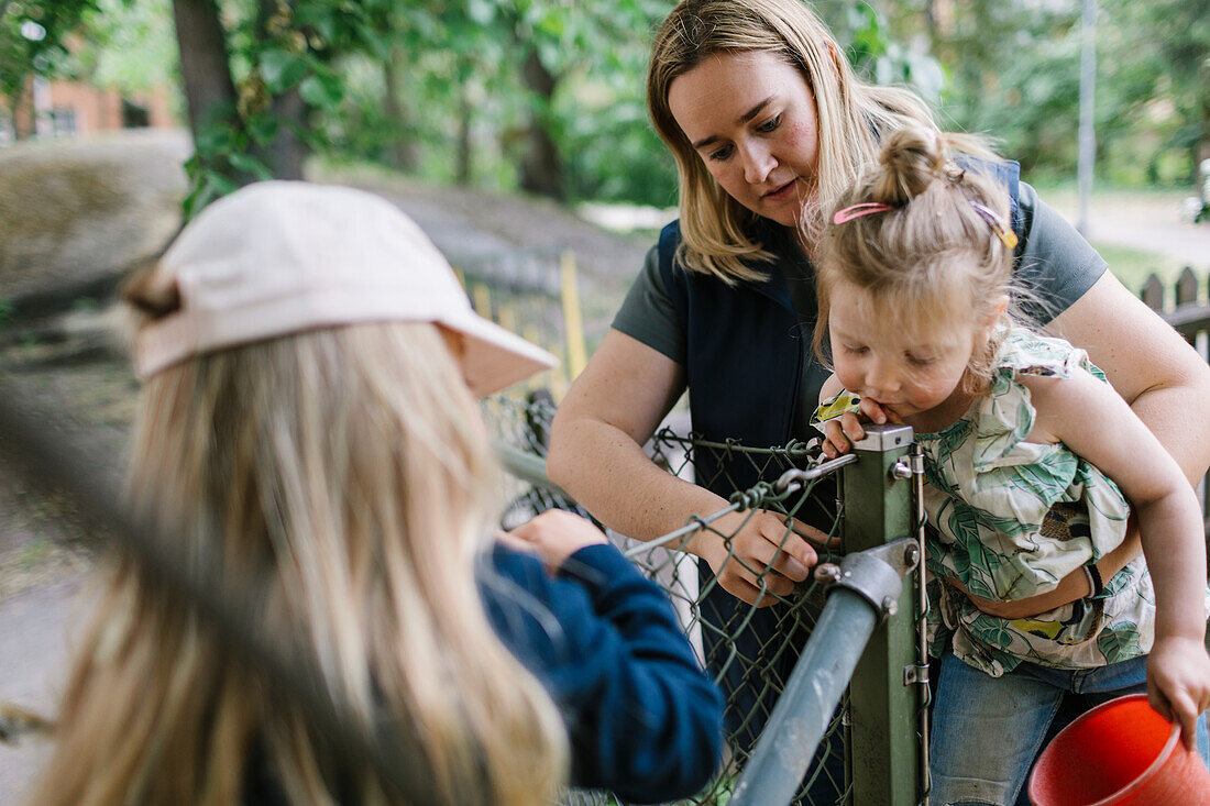 Lehrerin mit Kindern im Freien