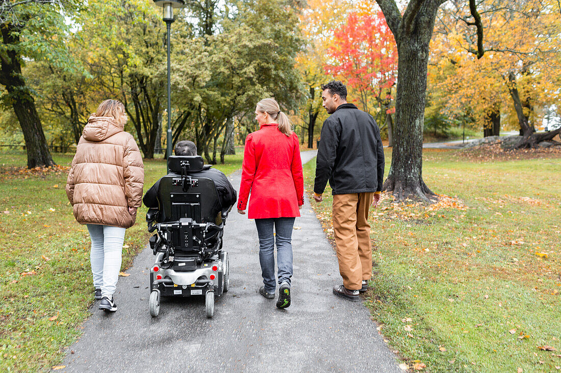 Familie spaziert durch einen Park