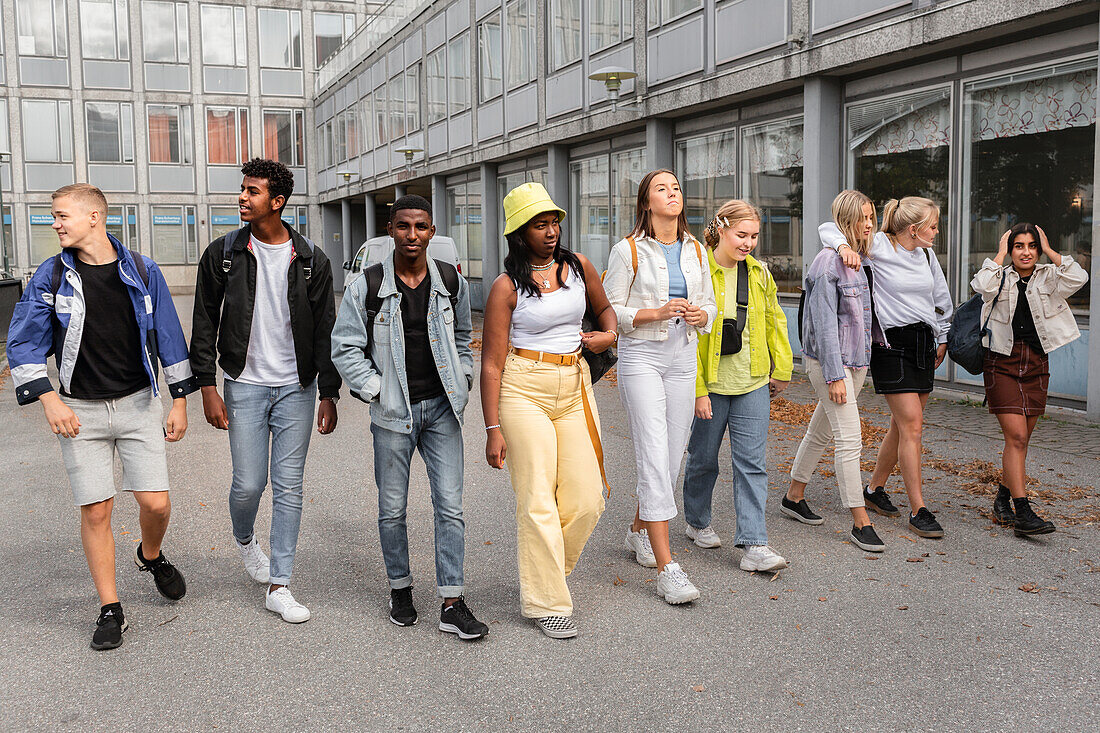 Junge Freunde gehen zusammen spazieren