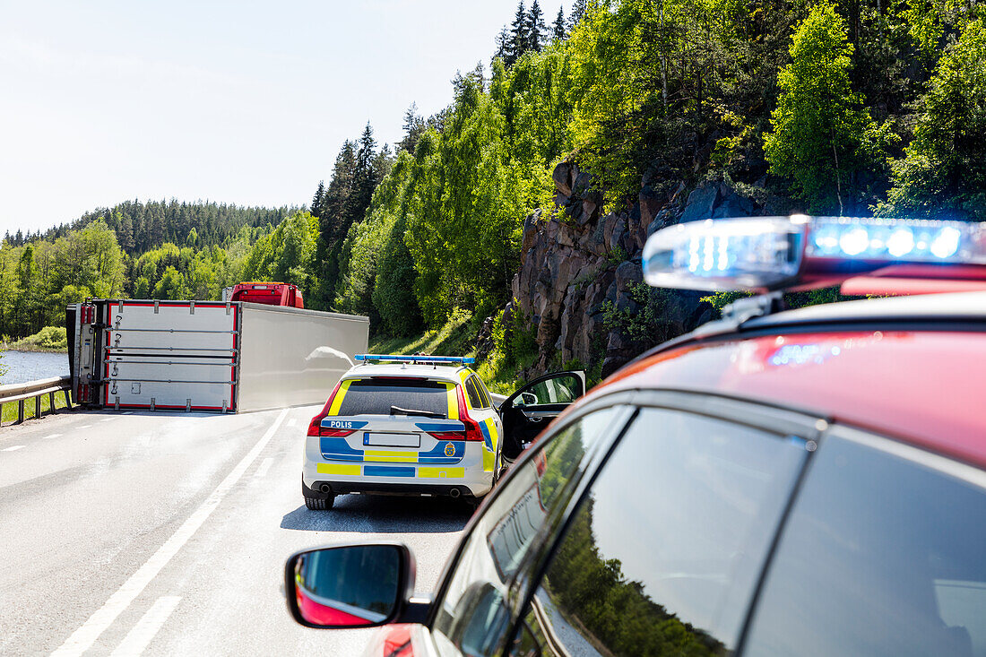 Umgestürzter Lastwagen auf der Straße