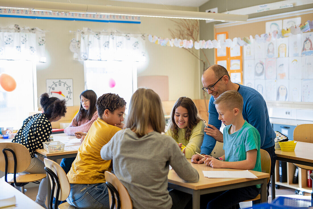 Lehrerin mit Kindern im Klassenzimmer