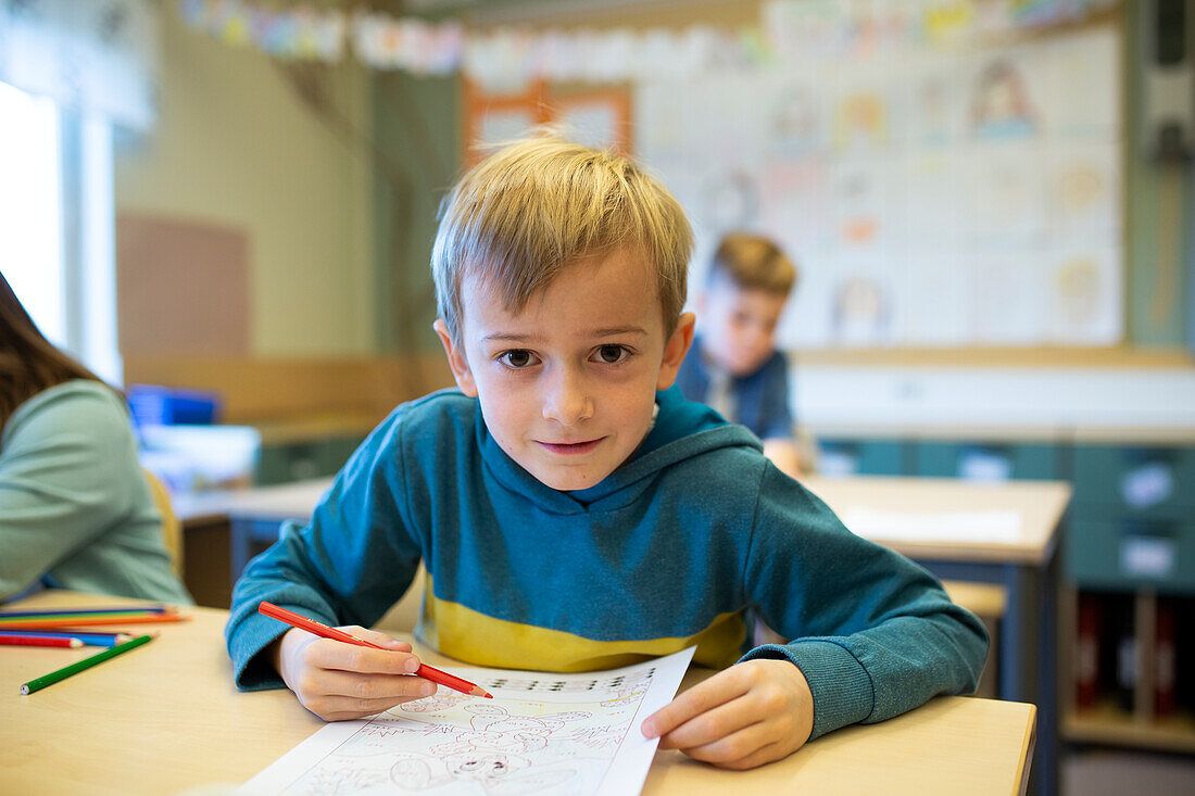 Junge im Klassenzimmer