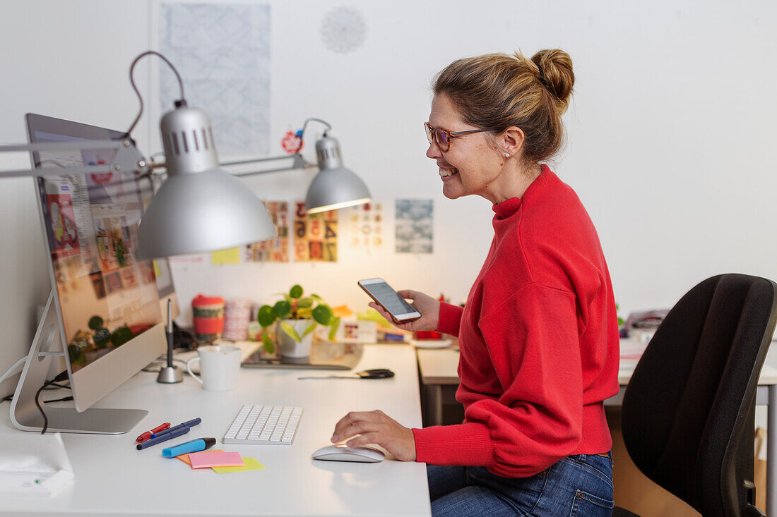 Frau arbeitet im Büro