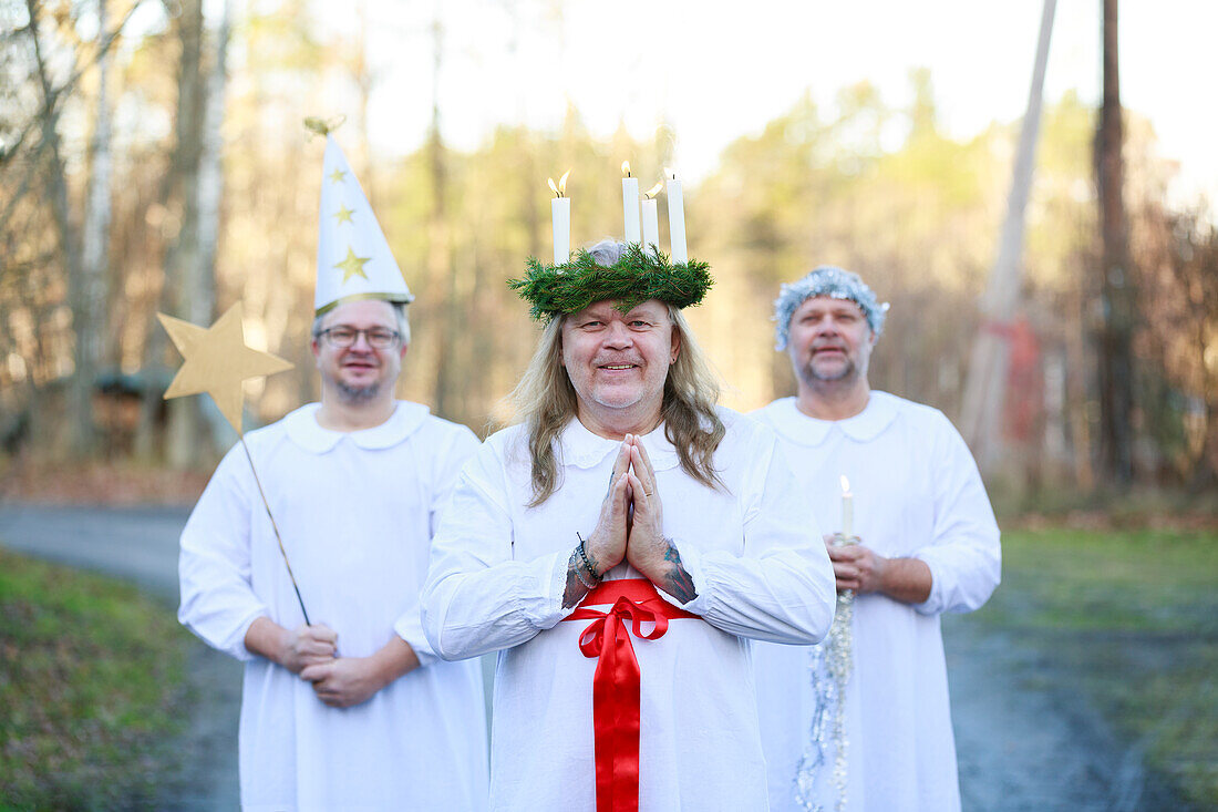 Traditionell gekleidete Männer am St. Lucias Day