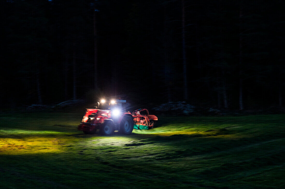 Traktor mäht Gras