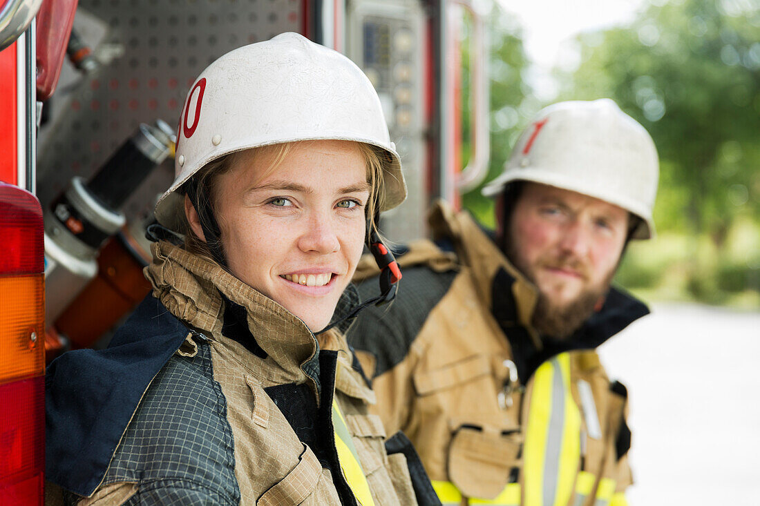 Feuerwehrmänner vor einem Feuerwehrauto