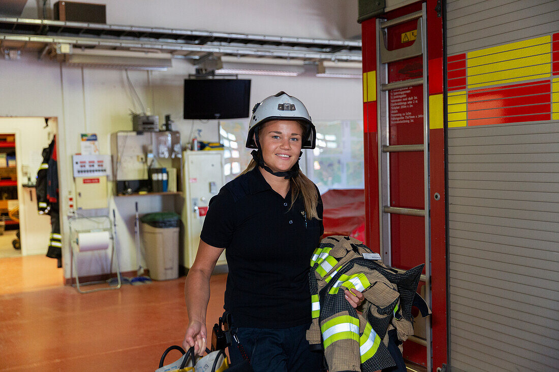 Feuerwehrfrau in der Feuerwache
