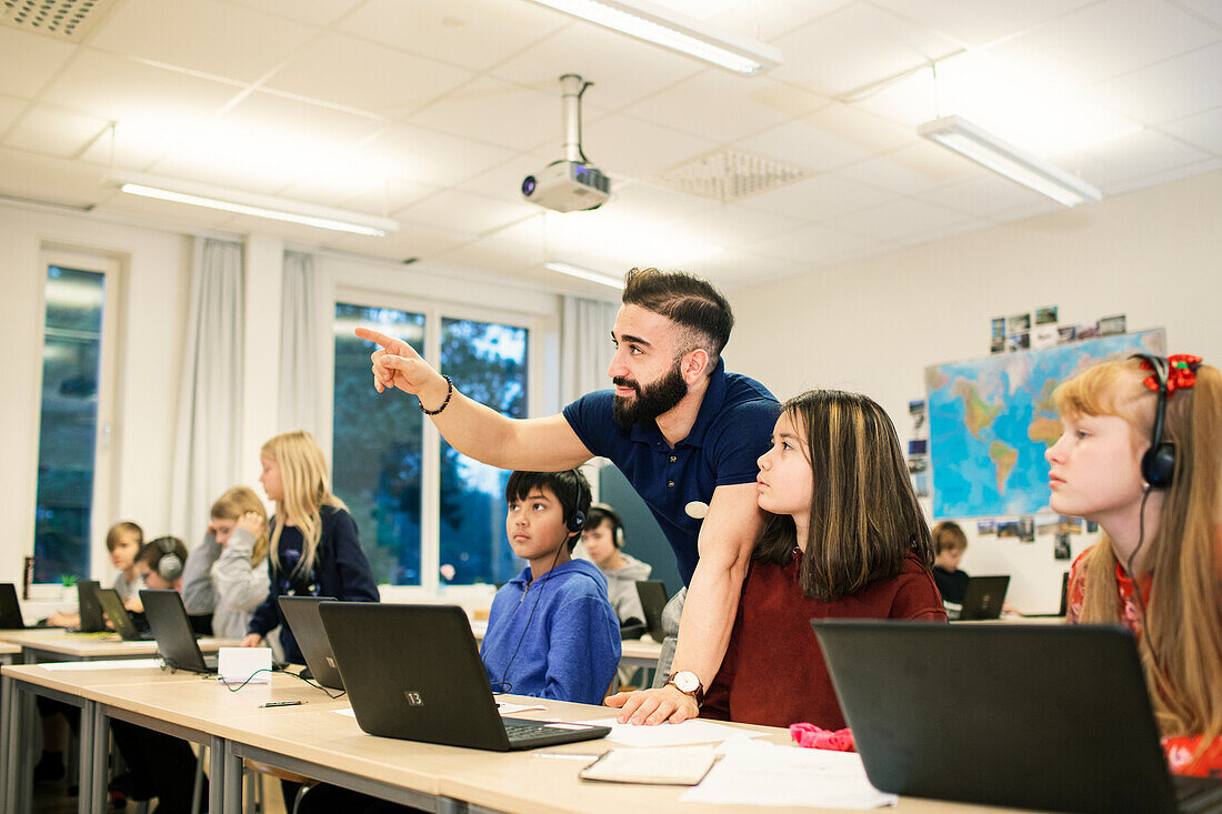 Lehrer mit Schulkindern im Klassenzimmer