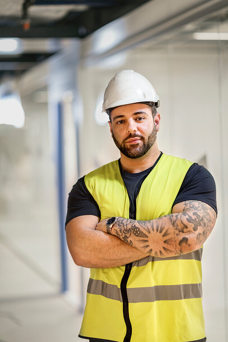 Porträt eines Arbeiters mit Schutzhelm