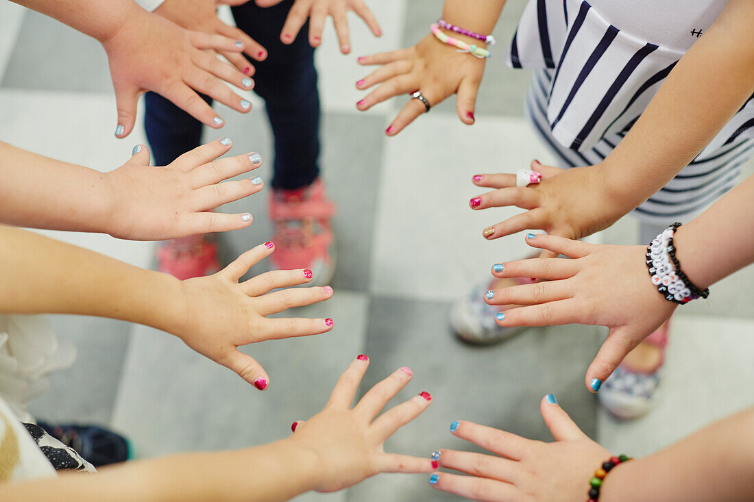 Mädchen zeigen lackierte Nägel