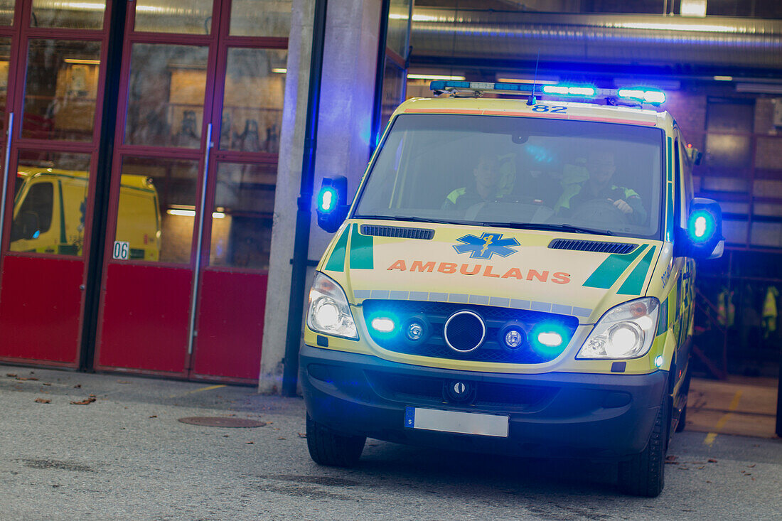 Krankenwagen mit eingeschalteter Beleuchtung