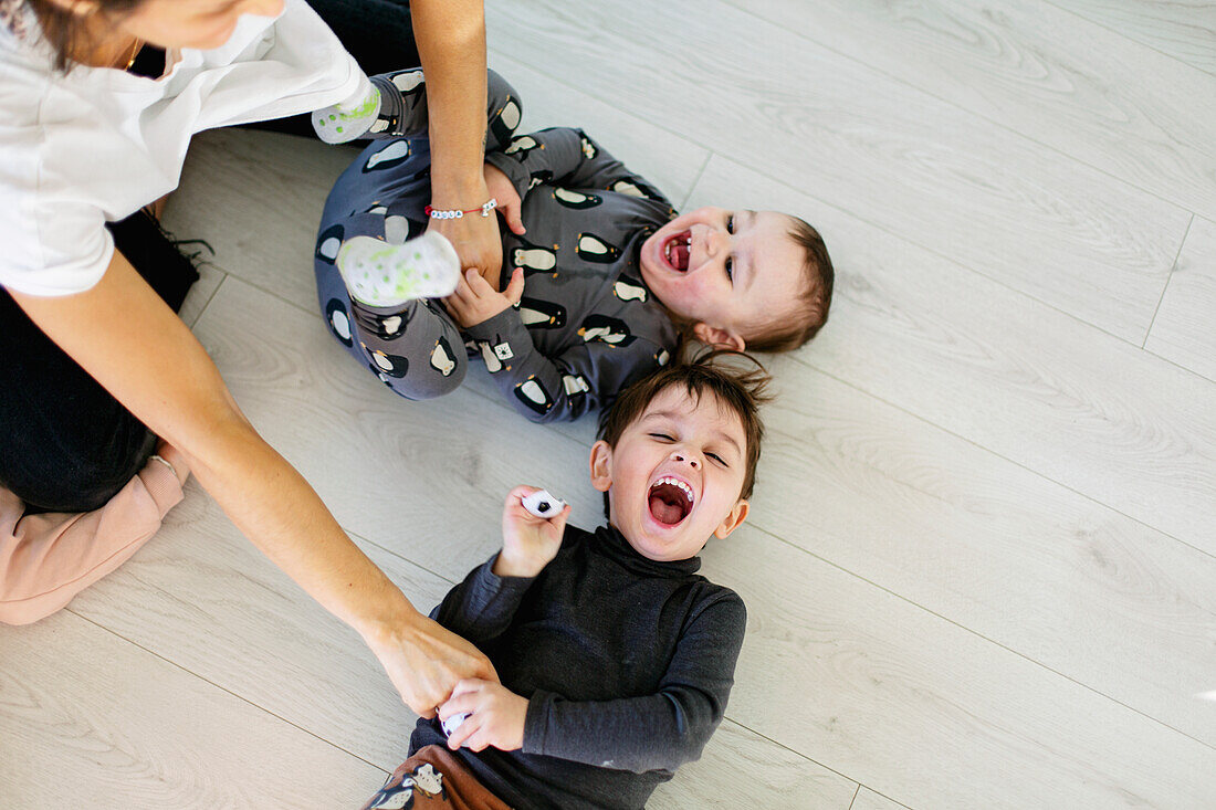 Mutter mit Kindern am Tisch