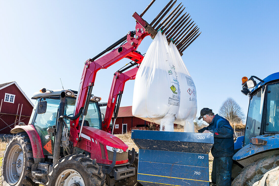 Landwirt bereitet Düngemittel vor