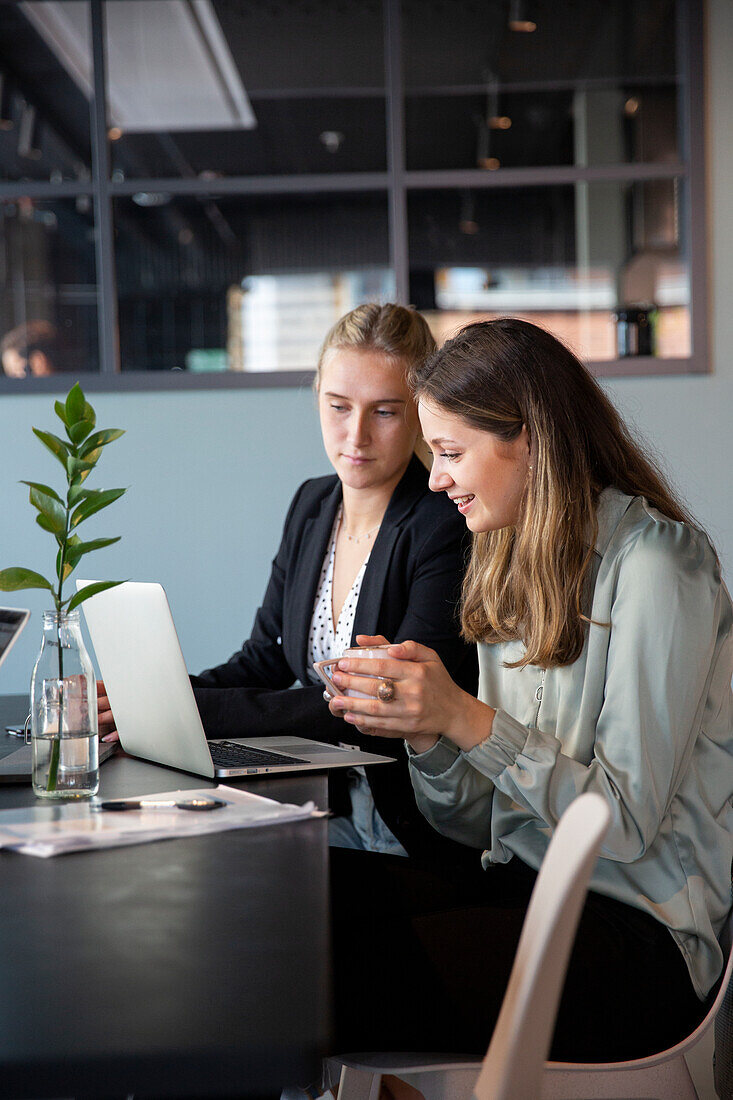 Frauen mit Laptop in einem Cafe