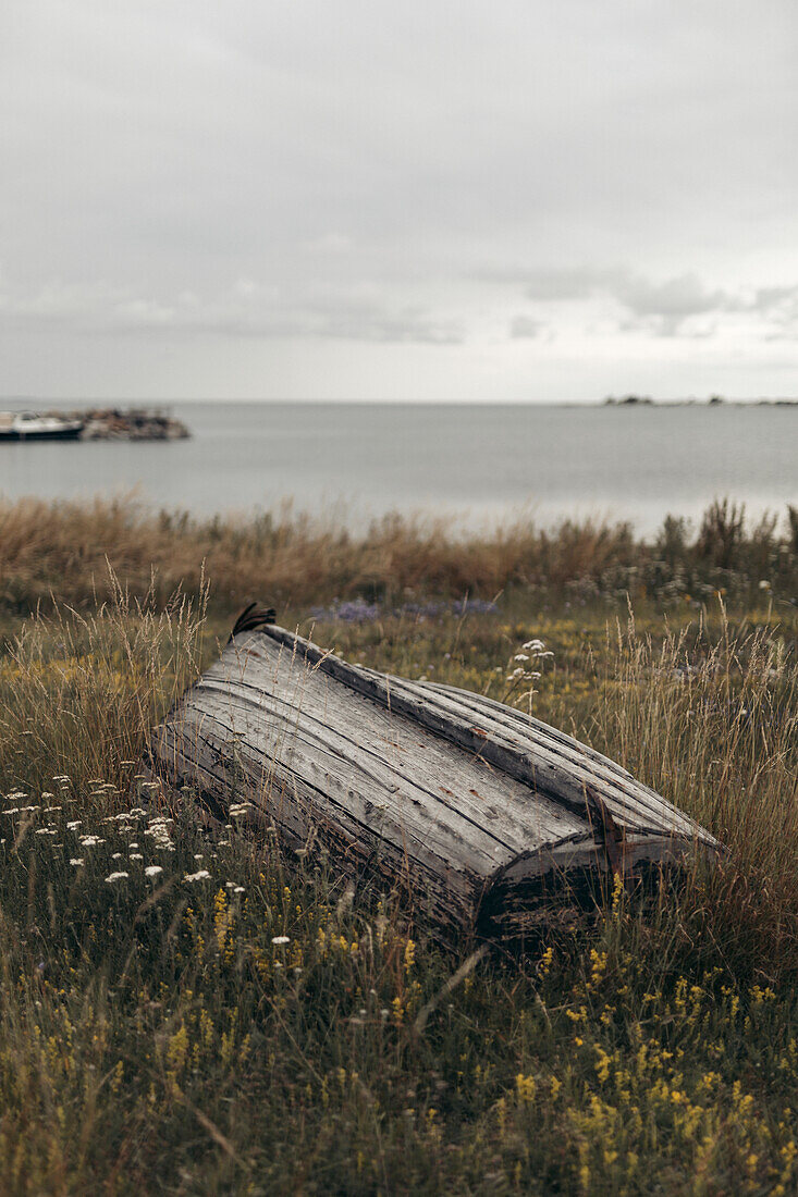 Holzboot auf dem Meer