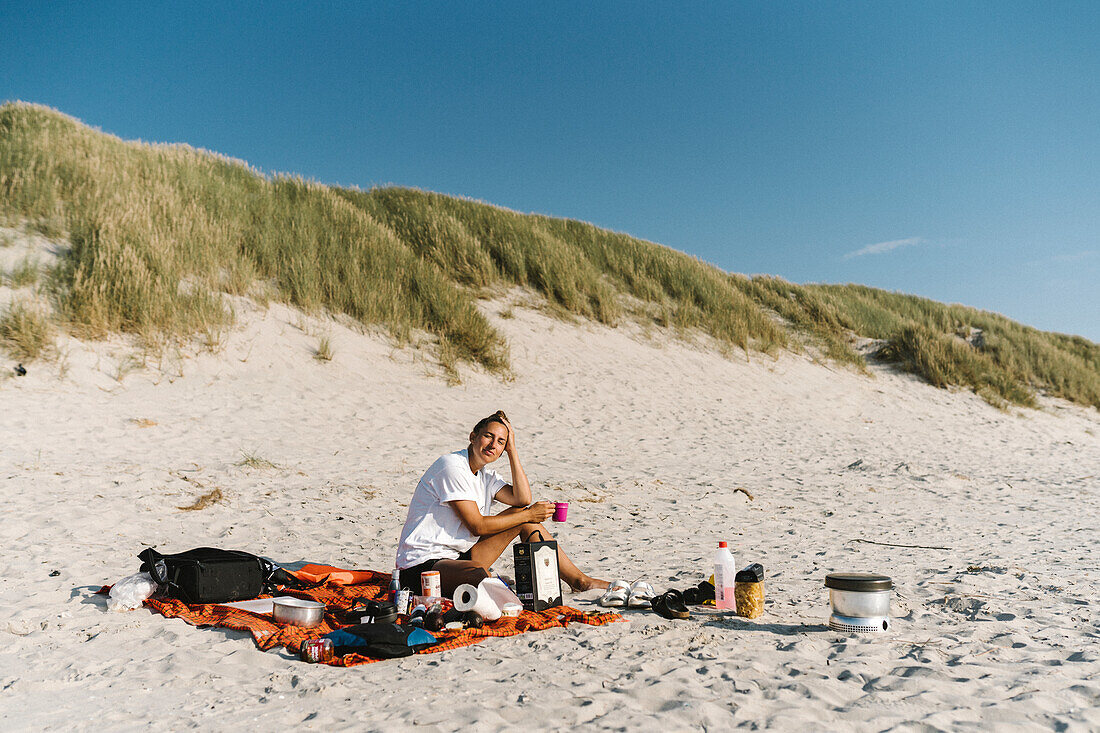 Frau entspannt am Strand