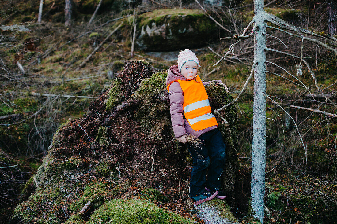 Mädchen im Wald schaut in die Kamera