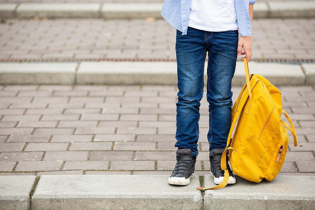 Niedriger Ausschnitt eines Jungen mit Rucksack