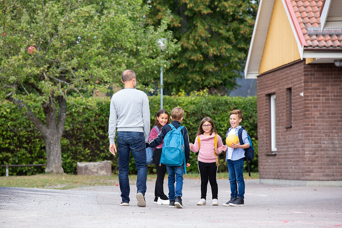 Vater bringt Jungen zur Schule