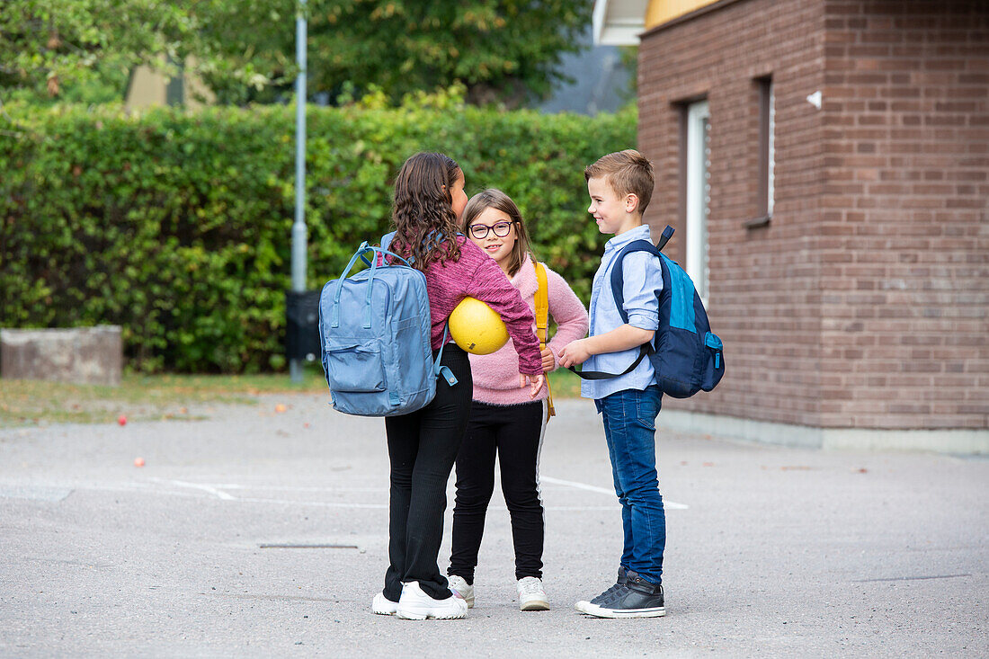 Freunde unterhalten sich auf dem Schulhof