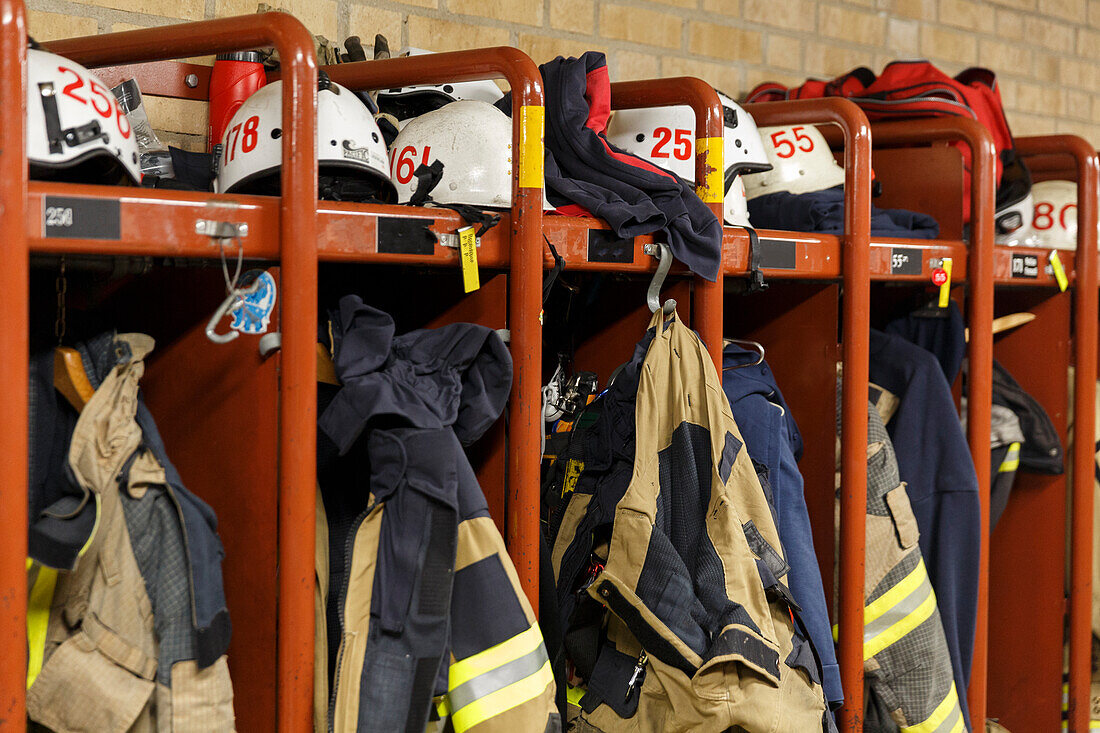 Feuerwehrleute in Uniformen im Spind