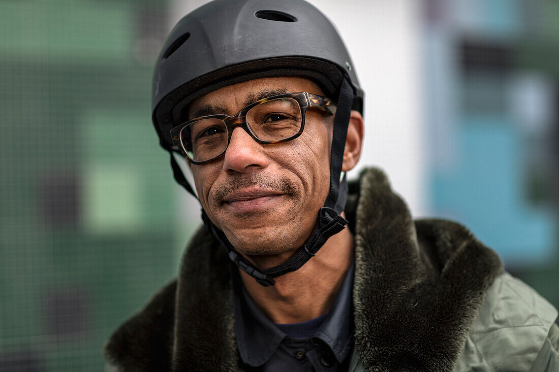 Porträt eines lächelnden Fahrradkuriers