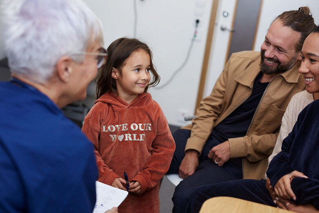 Familie beim Arztbesuch im Gesundheitszentrum