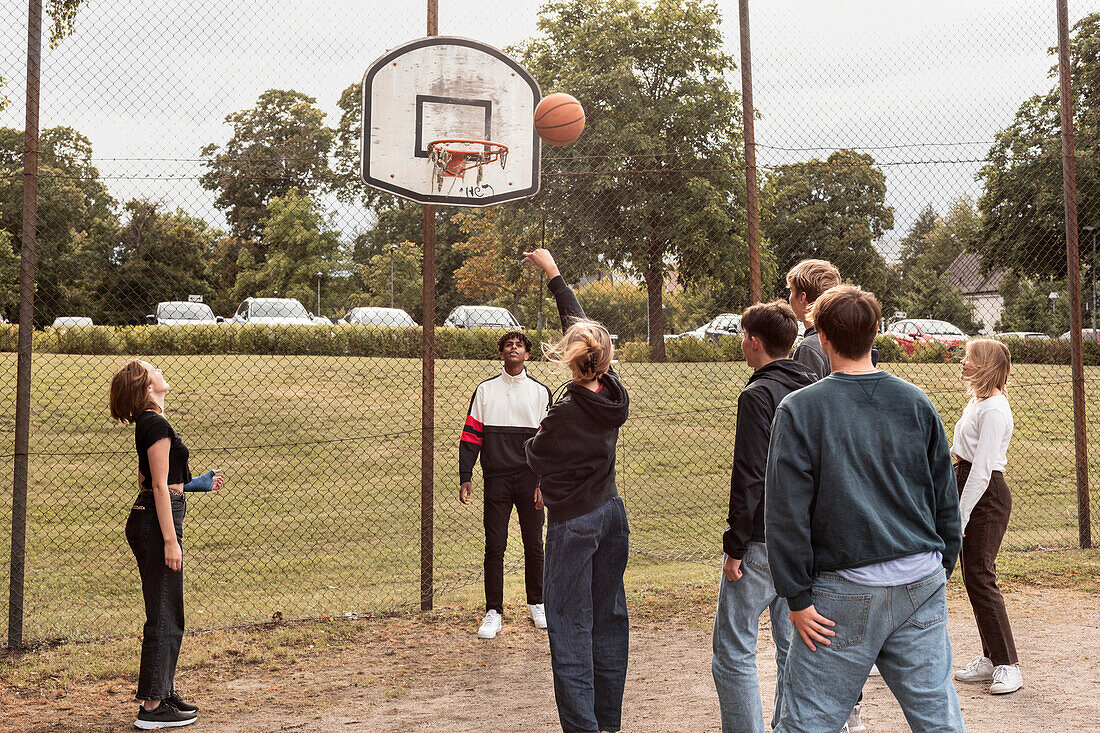 Teenager spielen Basketball