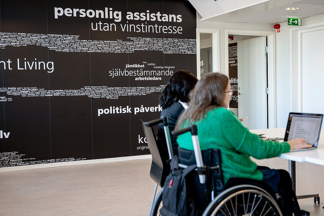 Behinderte Frau während einer Besprechung im Büro