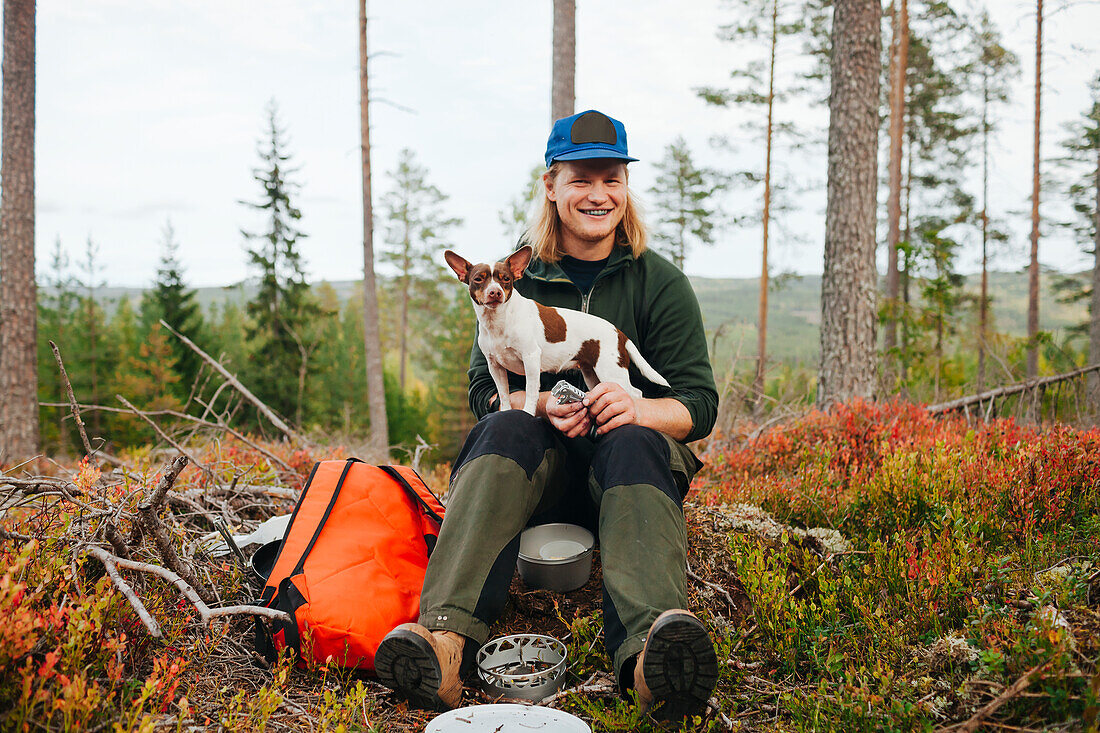 Lächelnder Mann mit Hund