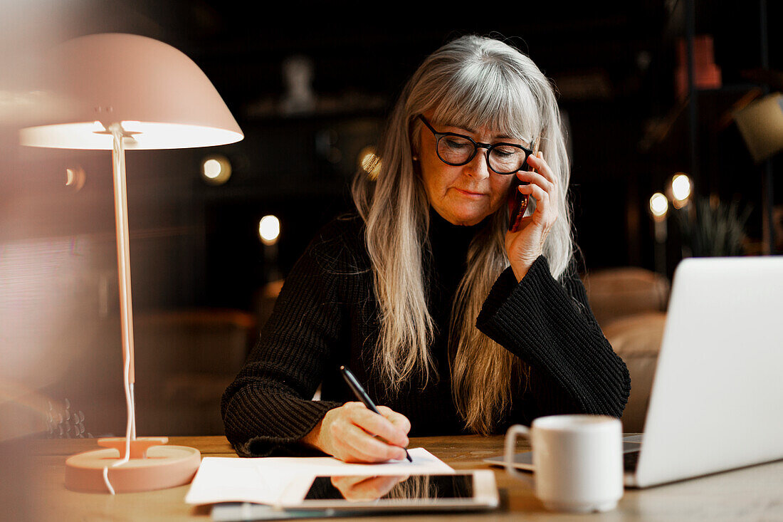 Mature businesswoman in cafe