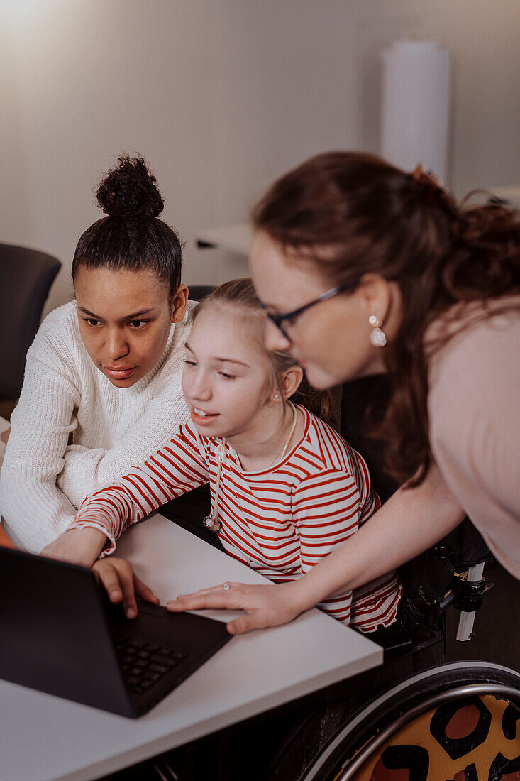 Frauen mit Mädchen am Laptop