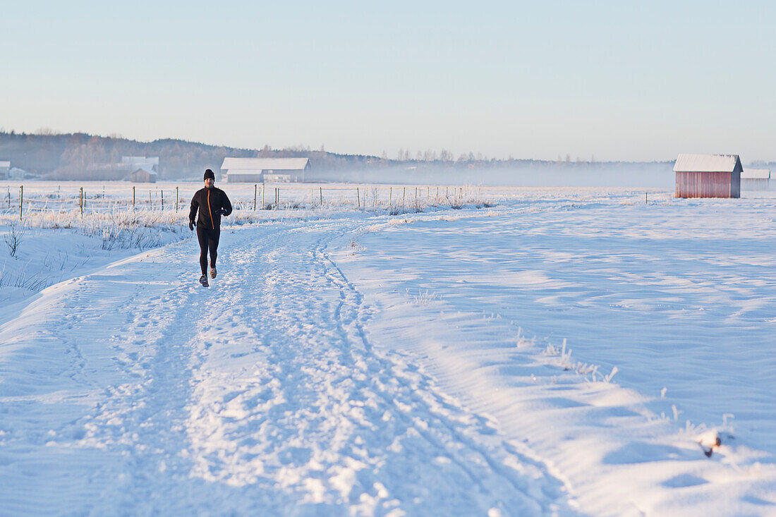 Mann joggt im Winter