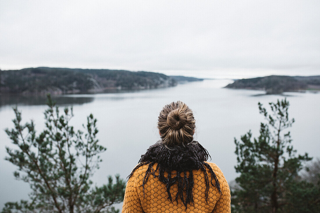 Frau mit Blick auf das Meer