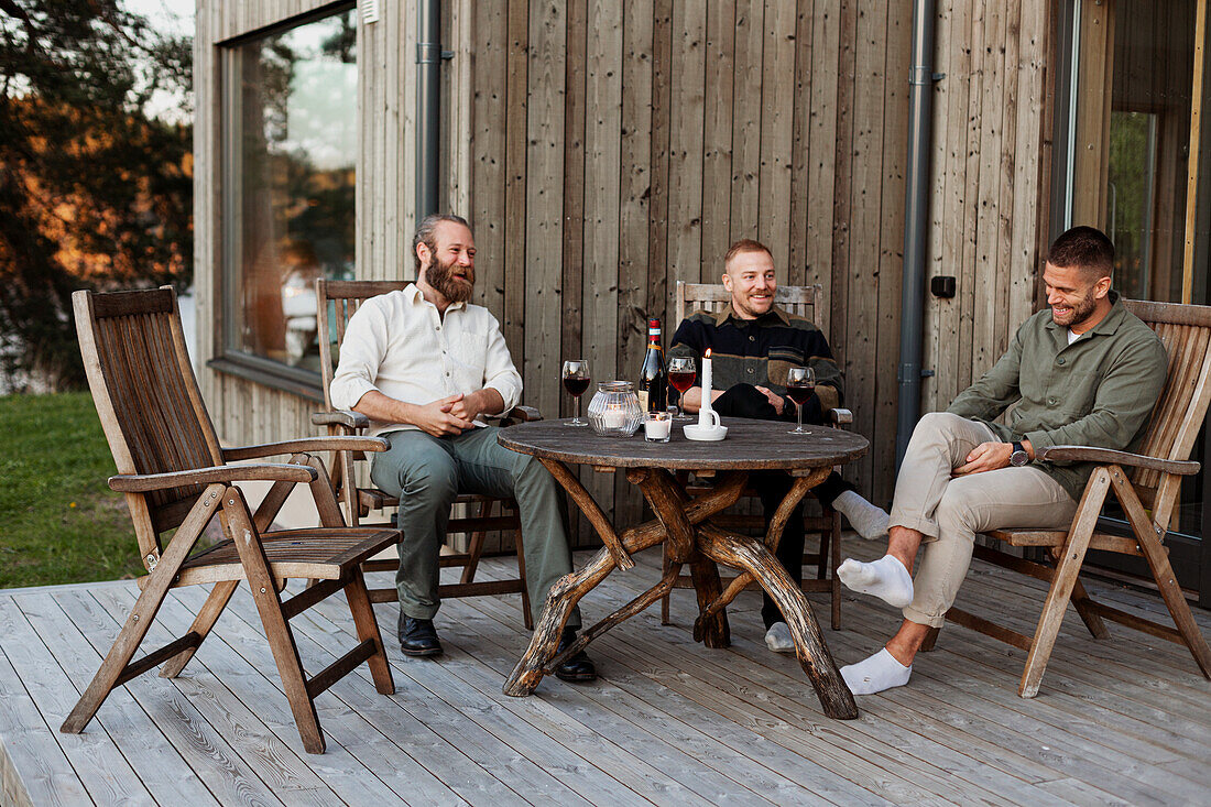 Männliche Freunde sitzen auf der Veranda