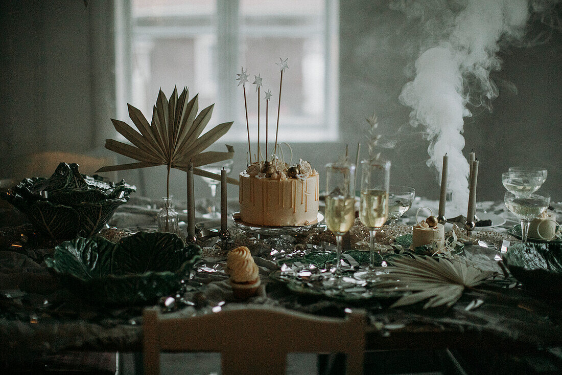 Geburtstagskuchen und Dekorationen auf dem Tisch
