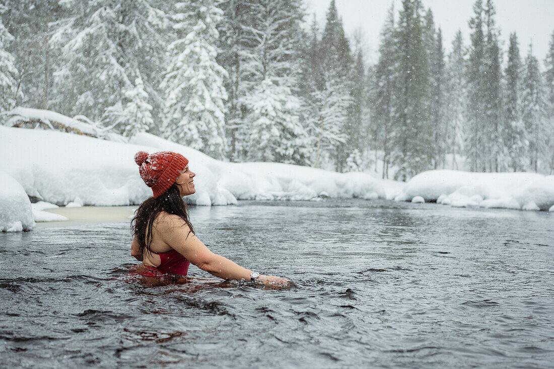 Frau in winterlichem Fluss