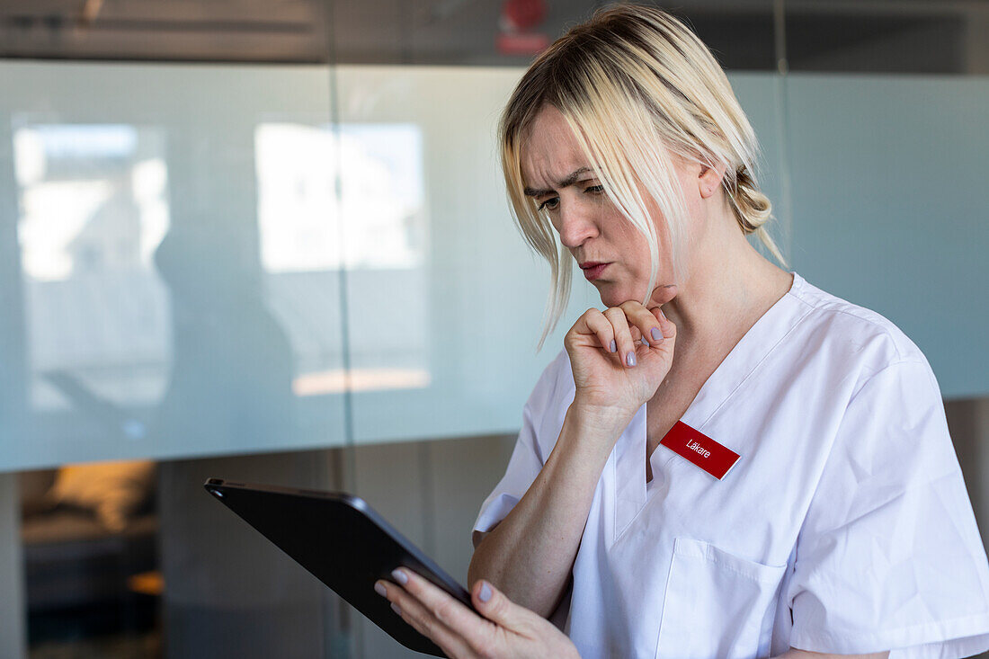Ärztin mit digitalem Tablet im Krankenhaus