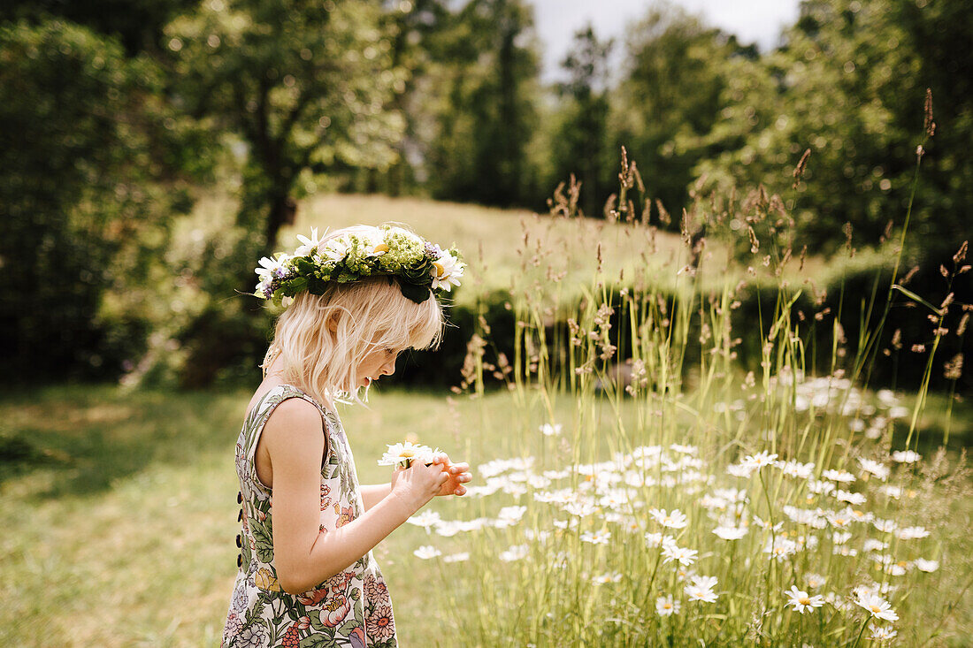 Mädchen trägt Blumenkranz