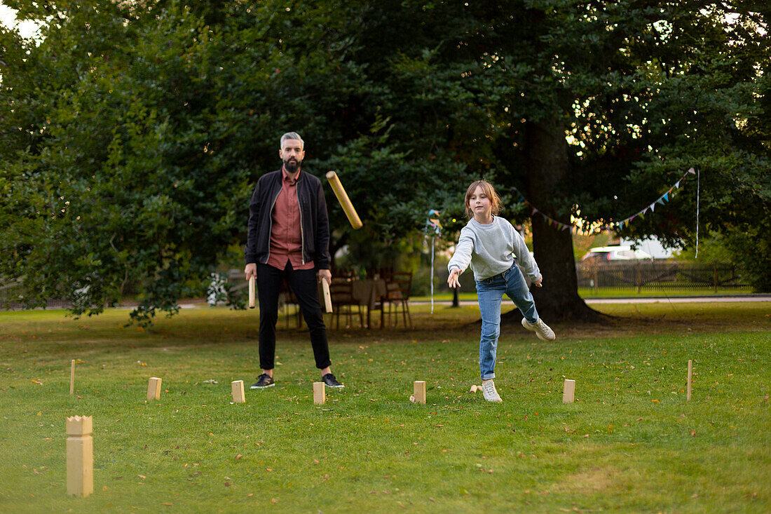 Vater und Tochter spielen Molkereispiel im Park
