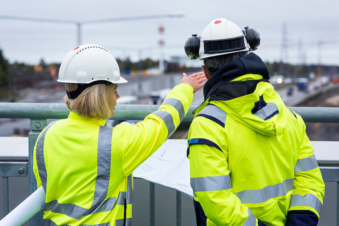 Menschen unterhalten sich auf einer Baustelle