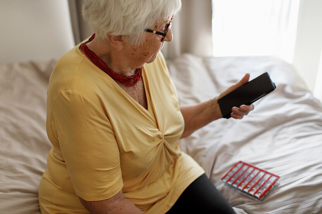 Ältere Frau telefoniert mit Handy
